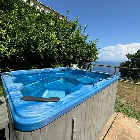 Holiday home Sweet With Outdoor Unheated Whirlpool Tub *